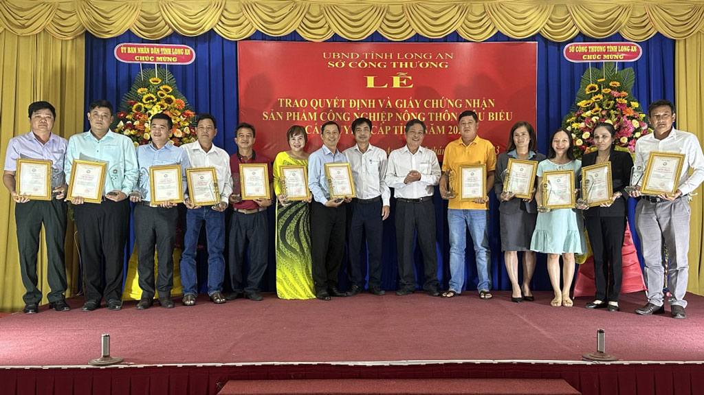 Presenting decisions and certificates of typical rural industrial products at district and provincial levels in 2023