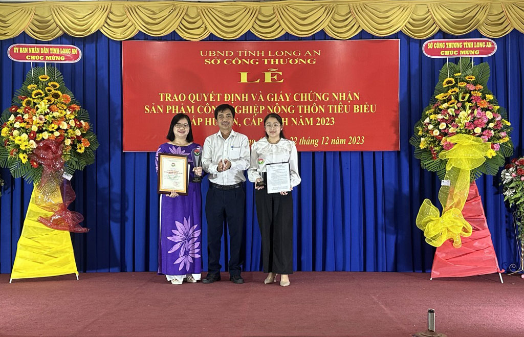 Presenting decisions and certificates of typical rural industrial products at district and provincial levels in 2023