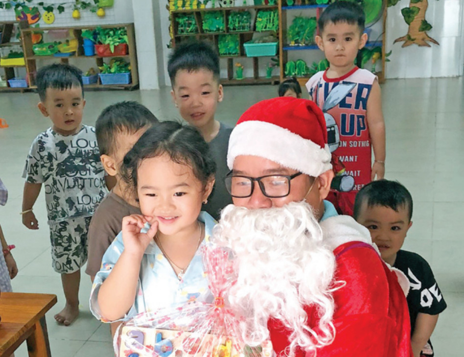Các bé vui khi được “ông già Noel” tặng quà