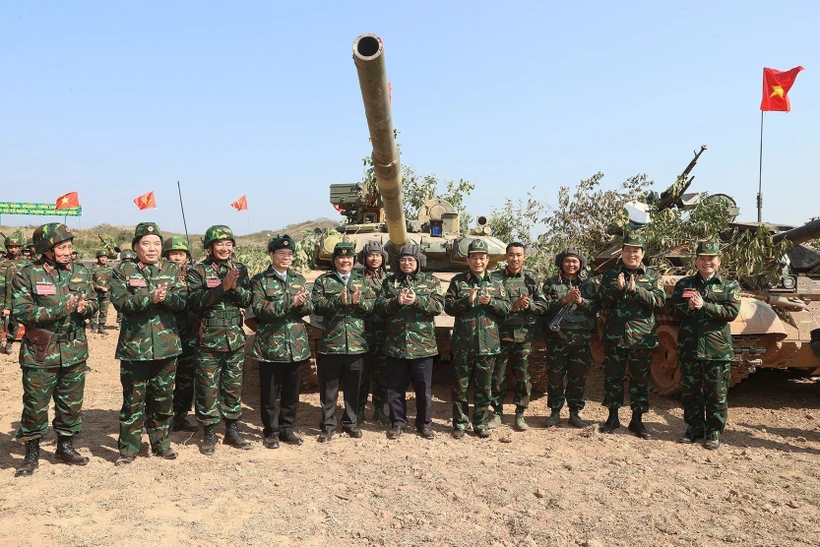 Thủ tướng dự diễn tập chiến thuật có bắn đạn thật của Quân đoàn 12 Thủ tướng Phạm Minh Chính thăm, động viên các đơn vị tham gia diễn tập. (Ảnh: Dương Giang/TTXVN)