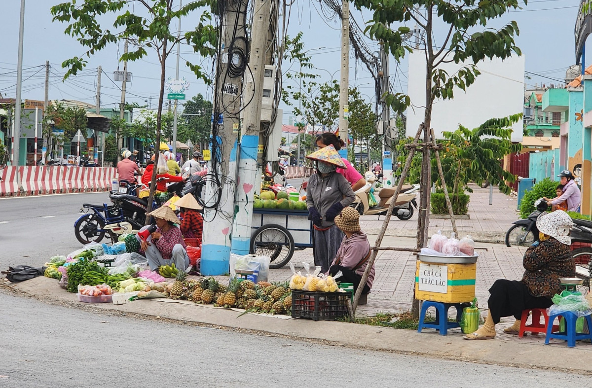 Các điểm bán hàng tự phát trên tuyến đường có khu công nghiệp