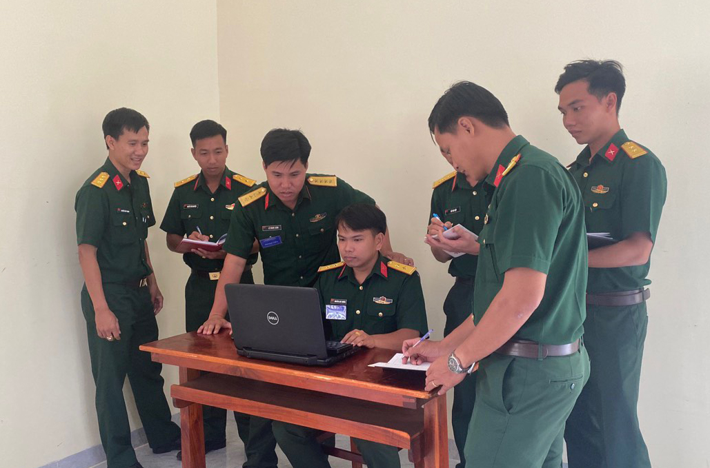 Ban Chỉ huy Quân sự huyện Vĩnh Hưng hội ý xử lý tình huống trên không gian mạng