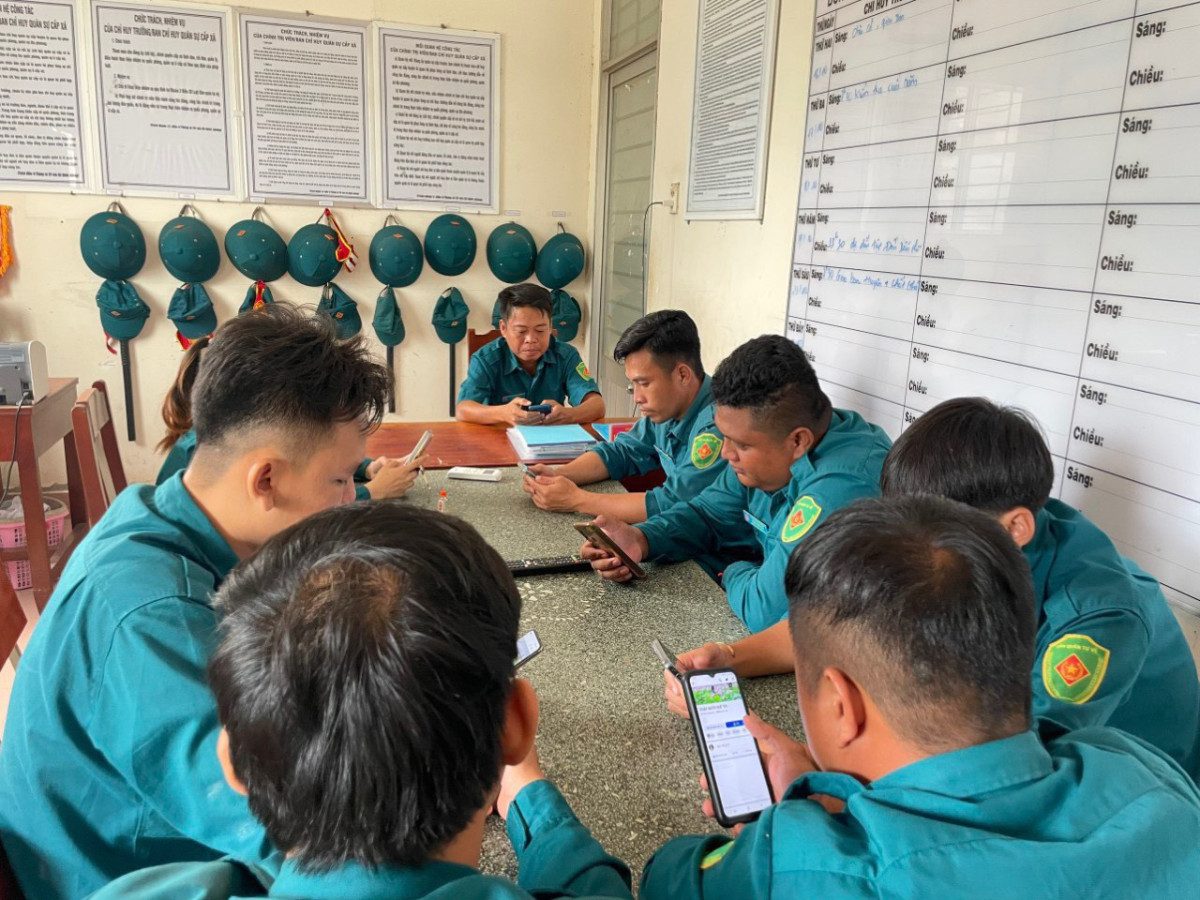 Ban Chỉ huy Quân sự huyện Vĩnh Hưng: Giữ vững trận địa tư tưởng trên không gian mạng Cán bộ, chiến sĩ Ban Chỉ huy Quân sự xã Khánh Hưng, huyện Vĩnh Hưng tích cực chia sẻ thông tin hay, câu chuyện đẹp