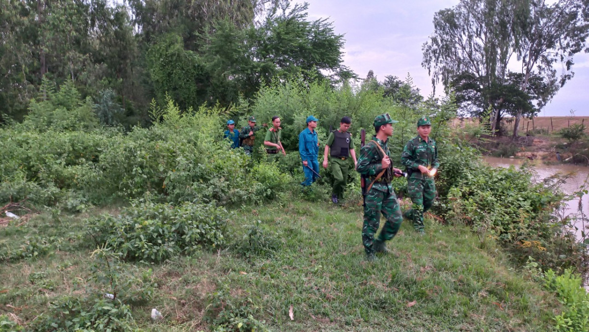 Cán bộ, chiến sĩ bộ đội biên phòng tăng cường lực lượng tuần tra, kiểm soát tuyến biên giới, phòng, chống buôn lậu, gian lận thương mại