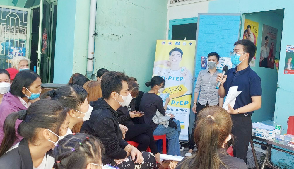 Huỳnh Minh Phong tuyên truyền các kiến thức về phòng tránh, điều trị HIV/AIDS tại một khu trọ ở huyện Bến Lức