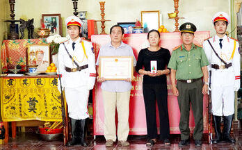 Truy tặng Huân chương Bảo vệ Tổ quốc hạng Ba cho Liệt sĩ Nguyễn Xuân Hào
