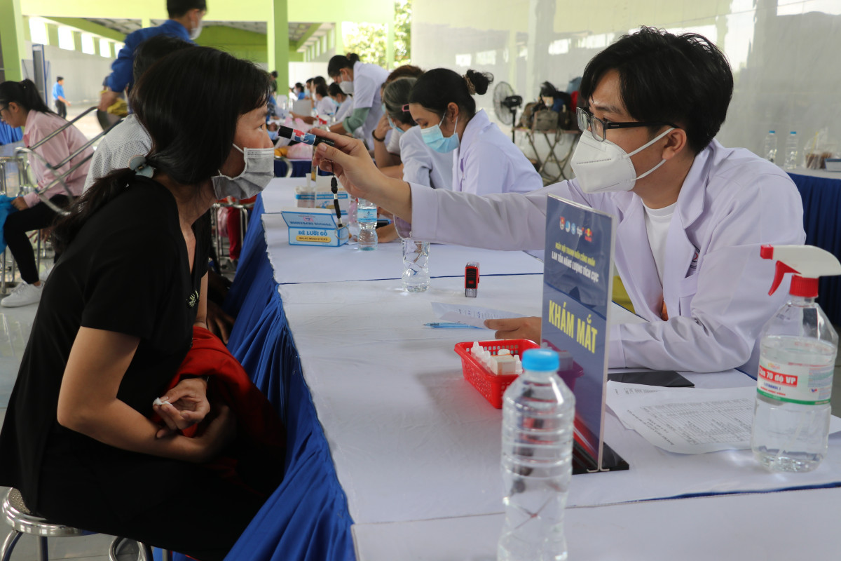 Khám bệnh, phát thuốc miễn phí cho thanh niên công nhân tại huyện Đức Hòa