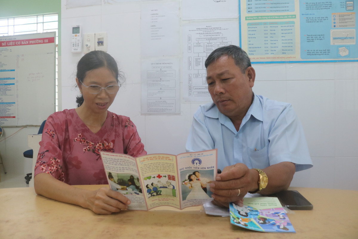 Ông Nguyễn Văn Kẻ tìm hiểu kiến thức chăm sóc sức khỏe sinh sản, cập nhật chính sách dân số để tuyên truyền đến người dân