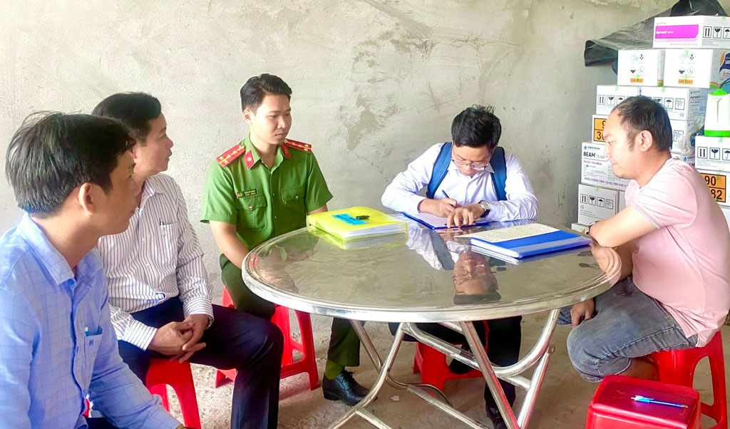 Vĩnh Thuận: Kiểm tra, chấn chỉnh việc lắp đặt biển hiệu, bảng quảng cáo không đúng quy định