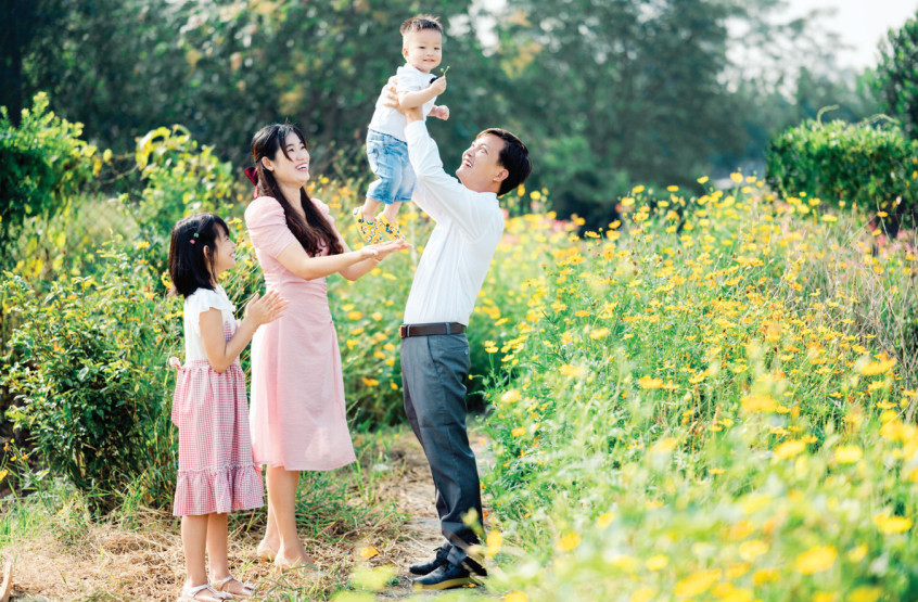 10 năm qua, chị Ngô Thị Thu Ngọc cùng gia đình trở thành hậu phương vững chắc để Thiếu tá Trần Văn Đỗ hoàn thành xuất sắc nhiệm vụ được giao