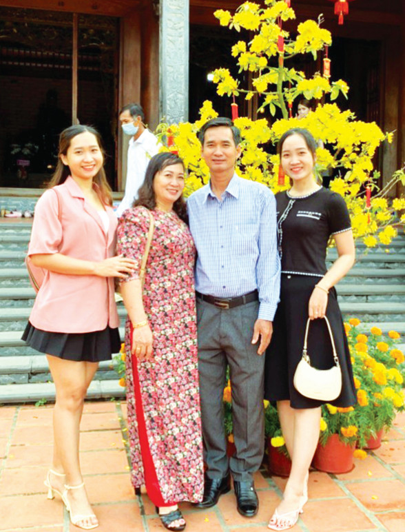 Vợ chồng anh Nguyễn Công Lý (ấp Cả Sách, xã Vĩnh Lợi, huyện Tân Hưng) và 2 con dành thời gian bên nhau để gắn kết tình cảm gia đình