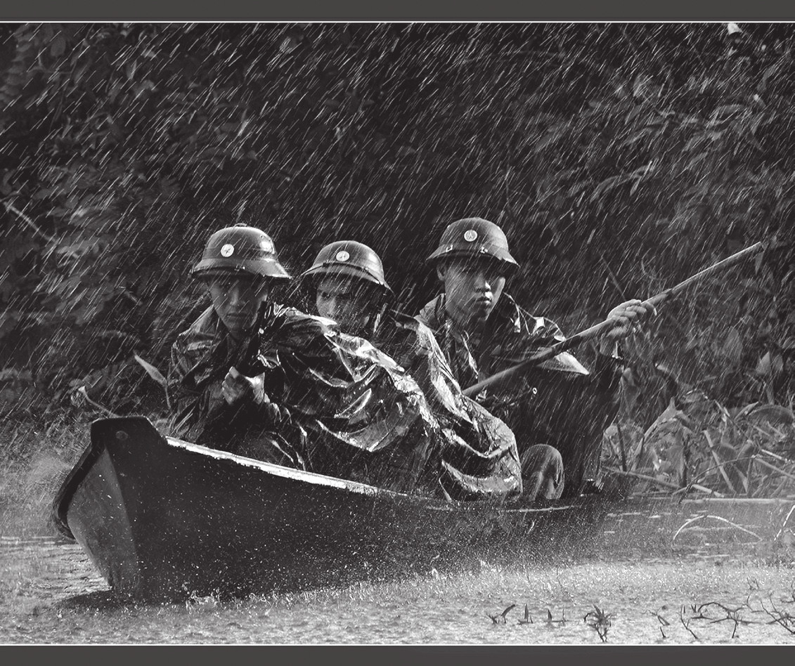 Hành quân trong mưa (Ảnh: Duy Bằng)