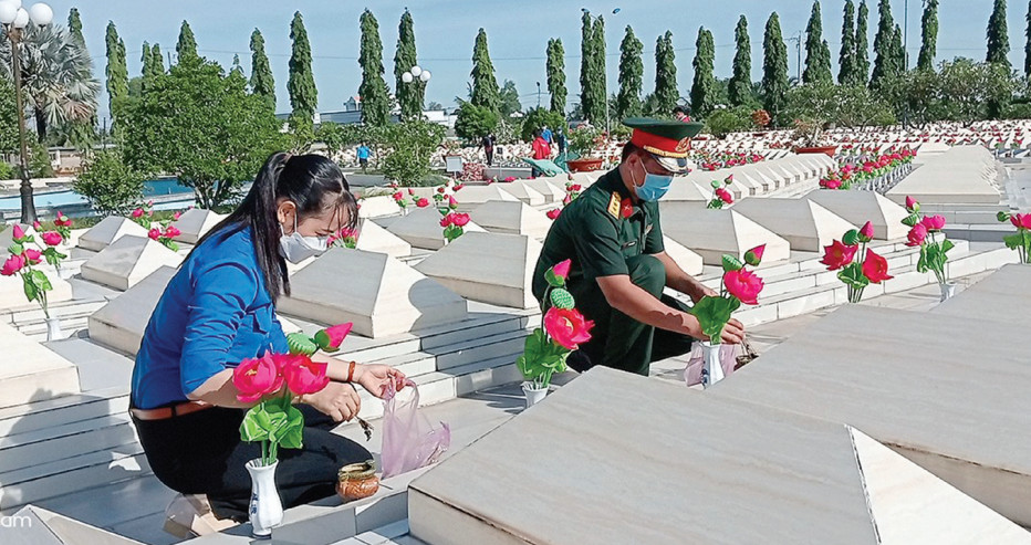 Vợ chồng Thượng úy Trần Minh Quân cùng tham gia hoạt động đền ơn đáp nghĩa do huyện Tân Trụ phát động