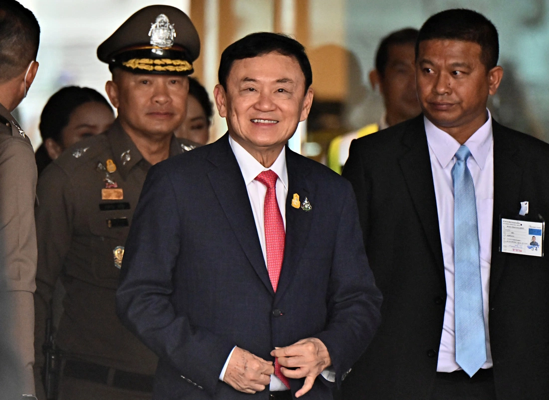 Sáng 22-8, cựu thủ tướng Thái Lan Thaksin Shinawatra về nước lần đầu tiên sau 17 năm ở nước ngoài. Ông nhanh chóng bị cảnh sát Thái Lan áp giải ra tòa để nghe tuyên án cho những cáo buộc chống lại mình. Ban đầu ông lãnh án tù 8 năm, nhưng sau đó được Quốc vương Thái Lan ân xá xuống còn 1 năm - Ảnh: AFP