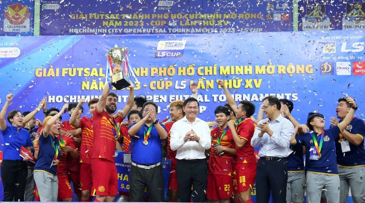 Phó chủ tịch VFF và là chủ tịch HFF Trần Anh Tú (áo trắng) trao cúp vô địch cho CLB Thammasat Stallion - Ảnh: VIÊN LÊ