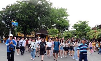Quảng Nam: Hàng vạn du khách tham quan phố cổ Hội An dịp Tết Dương lịch 2024