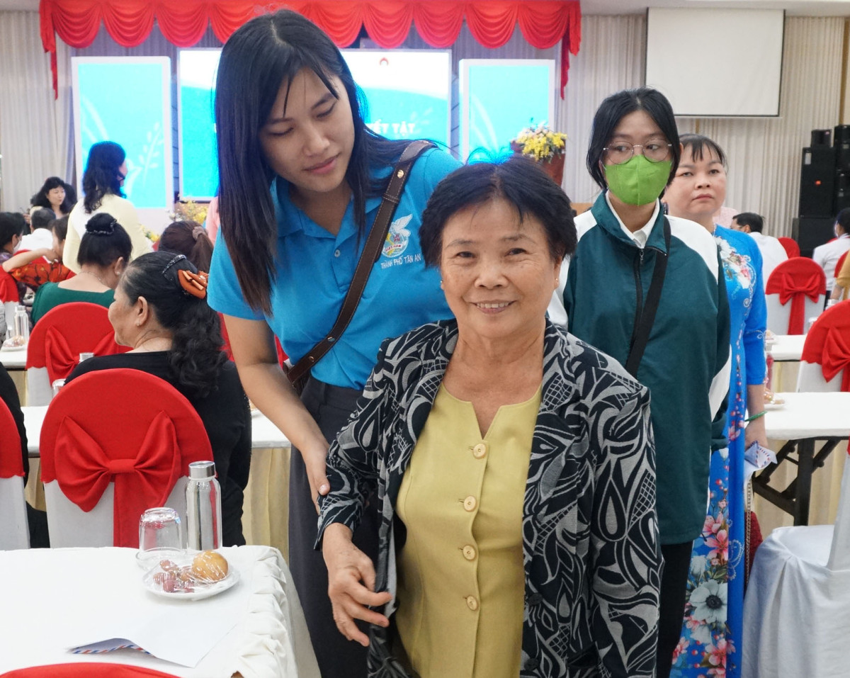 Vượt qua khiếm khuyết của bản thân, bà Phạm Thị An Thuận vươn lên trong cuộc sống