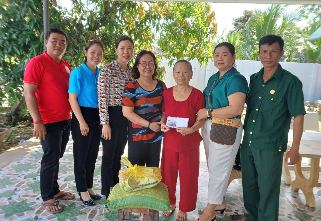 Bà Đoàn Thị Mười (thứ 4, trái qua, xã Phước Tân Hưng, huyện Châu Thành) tích cực tham gia công tác thiện nguyện tại địa phương