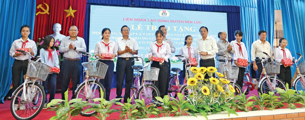 Ngoài học bổng, Hội Khuyến học huyện còn vận động trao tặng xe đạp, tạo phương tiện cho các em thuận lợi đến trường
