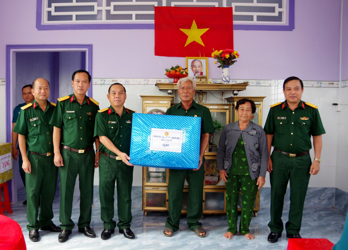 Bộ Chỉ huy Quân sự tỉnh tặng quà chúc mừng cựu chiến binh Đoàn Chí Cao (xã Thái Trị, huyện Vĩnh Hưng) trong ngày nhận bàn giao nhà mới