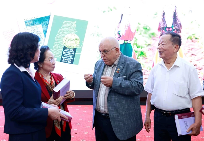 Nguyên Phó Chủ tịch nước Nguyễn Thị Doan trao đổi bên lề buổi giao lưu hữu nghị 