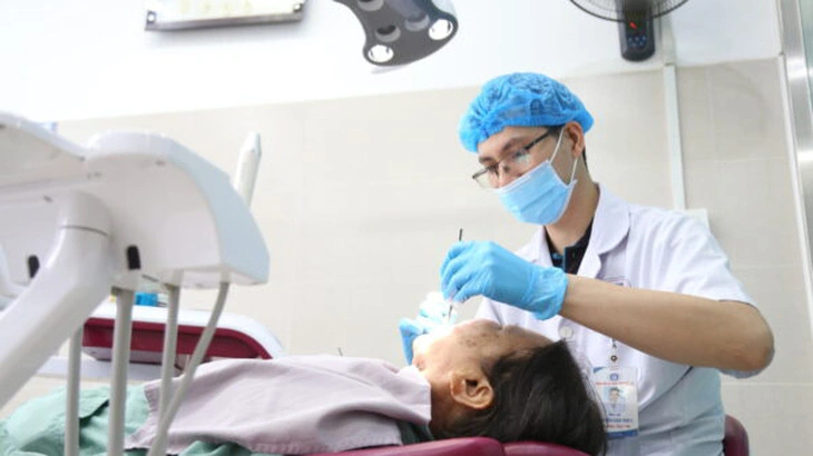 Bác sĩ điều trị biến chứng sau nhổ răng khám răng cho bệnh nhân - Ảnh: BVCC