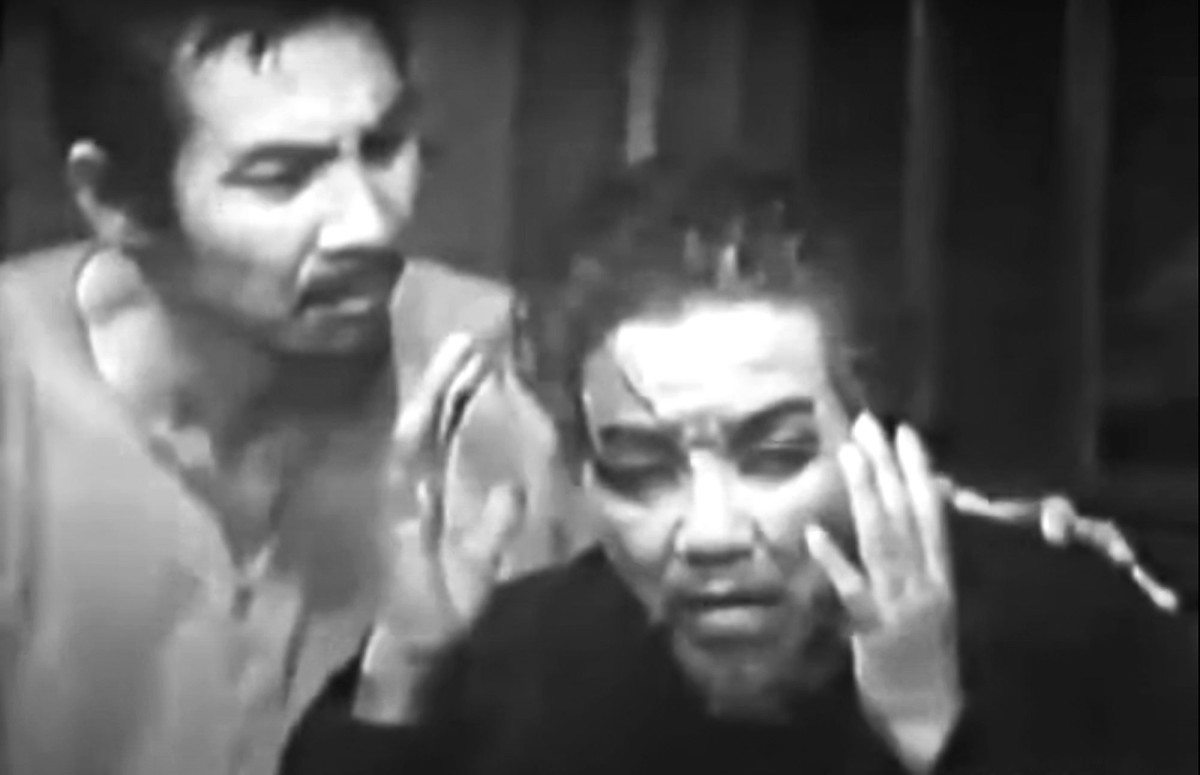 Nghệ sĩ nhân dân Út Trà Ôn vai ông Tám Khỏe trong vở Người ven đô của Minh Khoa, được công diễn trên Đài Truyền hình TP.HCM (năm 1976) (Ảnh cắt từ video, nguồn: YouTube)