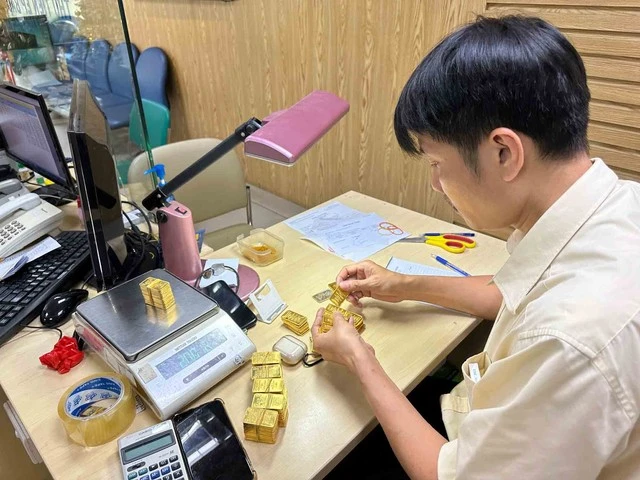 Thị trường vàng 'nín thở' trước thông tin sửa Nghị định 24 Giá vàng miếng SJC đứng yên ở mức cao. Ảnh T.XUÂN