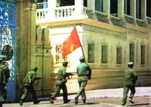 Bài viết trên báo điện tử Thmey Thmey đăng tải hình ảnh Quân tình nguyện Việt Nam và Quân đội Mặt trận Đoàn kết Cứu quốc Campuchia phối hợp chiến đấu, tiến vào giải phóng Phnom Penh vào ngày 7/1/1979. (Ảnh: TTXVN phát)