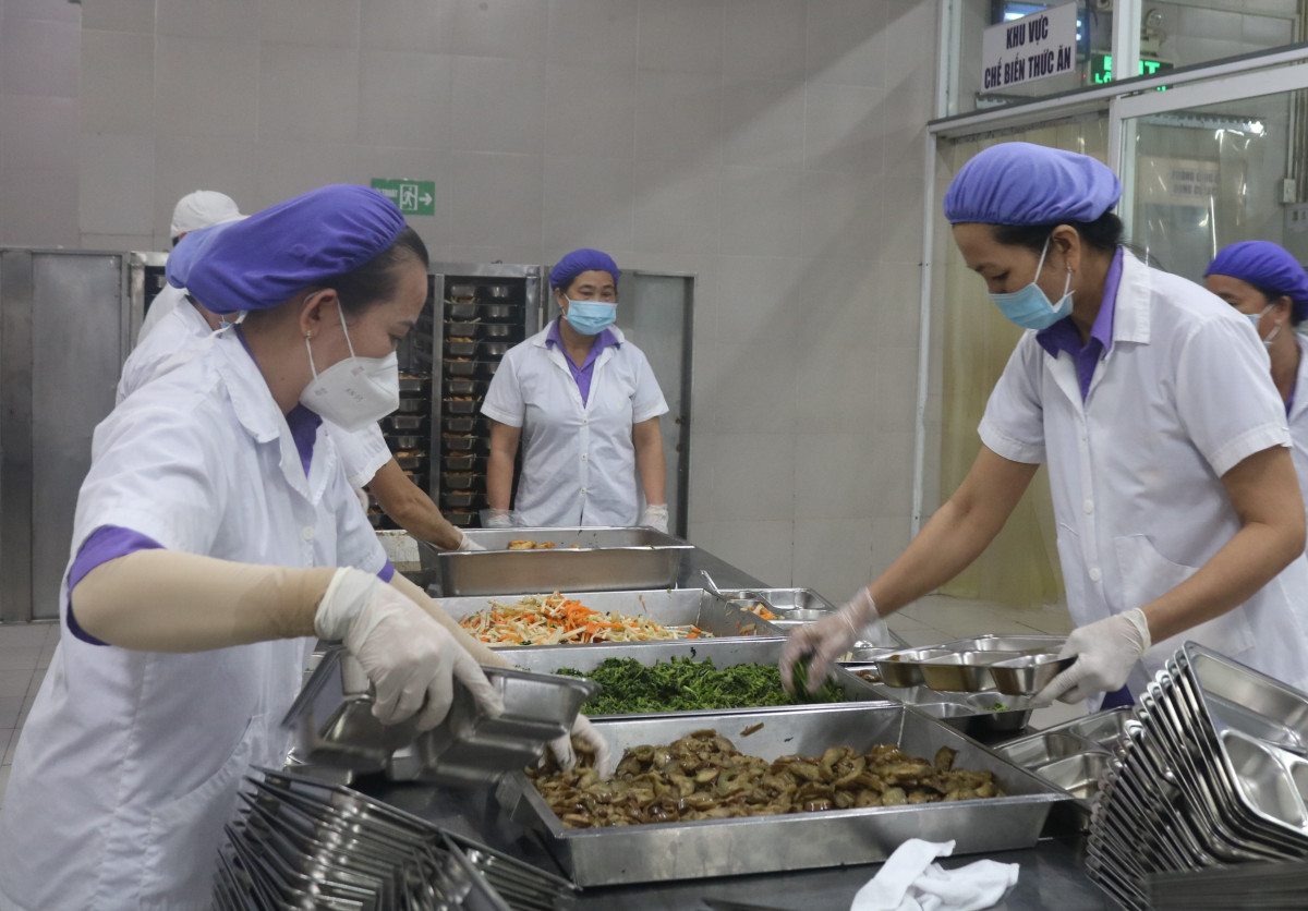 Việc bảo đảm an toàn thực phẩm tại bếp ăn tập thể đóng vai trò quan trọng vì liên quan trực tiếp đến sức khỏe, tính mạng của người lao động