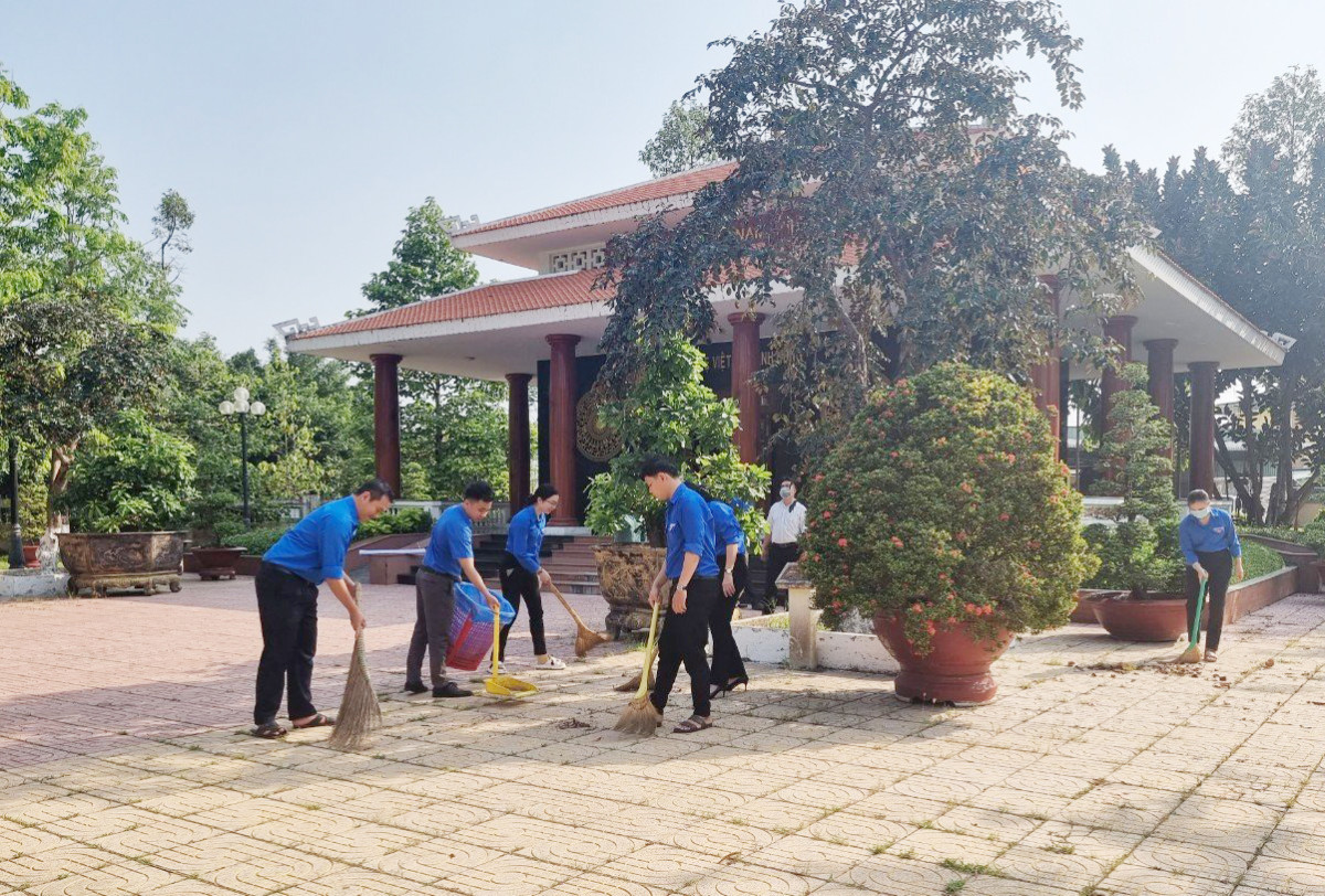 Đoàn viên Chi đoàn Khối Văn hóa - Xã hội huyện Châu Thành thường xuyên quét dọn Nhà ghi ơn Mẹ Việt Nam Anh hùng nhằm tạo thuận lợi cho các hoạt động thăm viếng, về nguồn