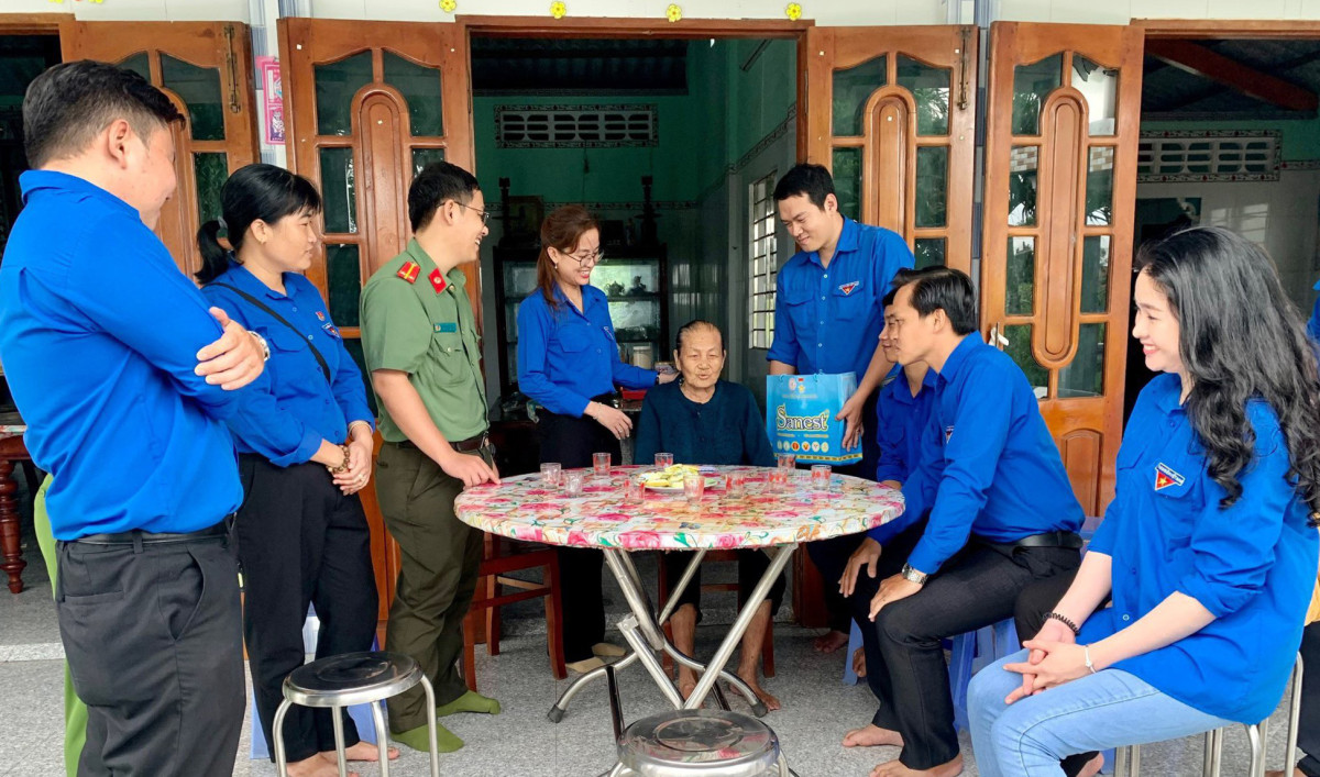 Ngoài chăm sóc Nhà ghi ơn Mẹ Việt Nam Anh hùng, Đoàn Thanh niên các cấp trong huyện Châu Thành còn thường xuyên thăm hỏi, tặng quà các Mẹ Việt Nam Anh hùng  còn sống trên địa bàn