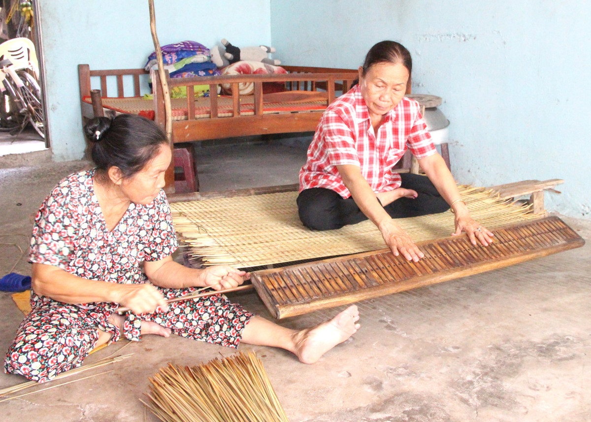 Người dệt chiếu thủ công ở xã Long Cang hiện nay chủ yếu là người lớn tuổi