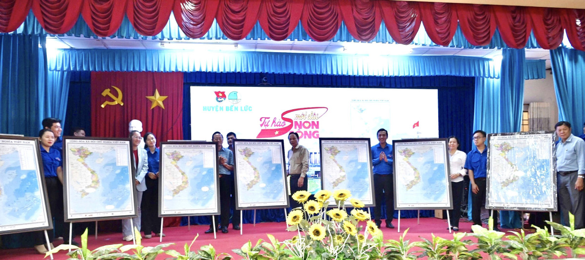 Huyện đoàn Bến Lức trao tặng 15 tấm bản đồ hành chính nước Cộng hòa xã hội chủ nghĩa Việt Nam cho Đoàn cơ sở