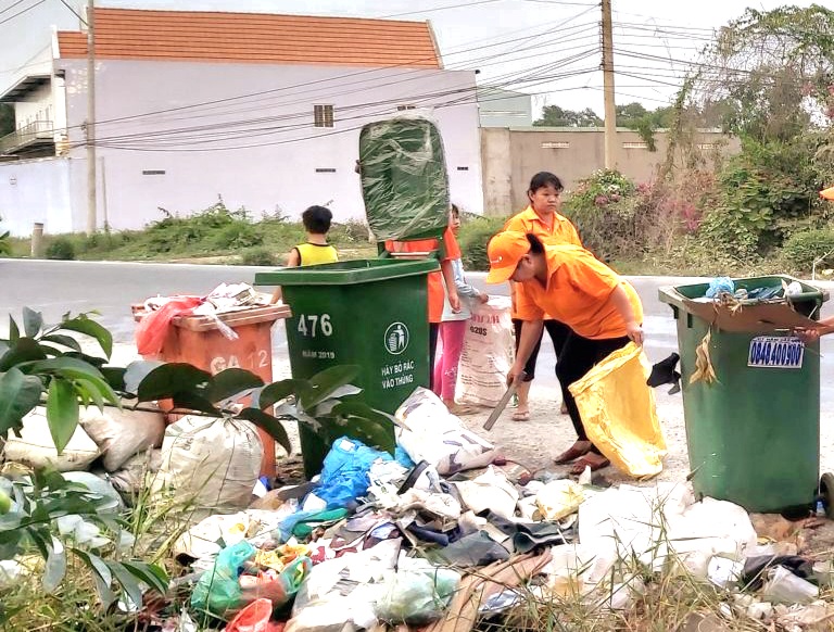 Có những nơi, rác vẫn vứt bừa bãi nên các đoàn thể thu gom, dọn dẹp