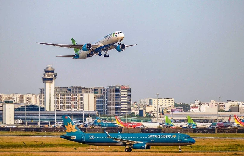 Giá vé bay dịp Tết Nguyên đán mức rất cao, nhiều đường bay đã kín chỗ Các Hãng hàng không đều tăng chuyến và tăng cường bay đêm trong dịp cao điểm Tết Nguyên đán 2024. (Ảnh: PV/Vietnam+)