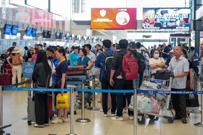 Giá vé bay dịp Tết Nguyên đán mức rất cao, nhiều đường bay đã kín chỗ Nhu cầu đi lại bằng đường hàng không dịp cao điểm Tết là rất lớn. (Ảnh: PV/Vietnam+)