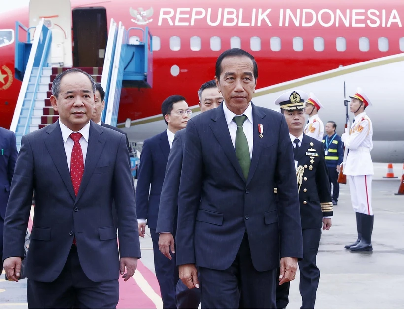 Lễ đón Tổng thống Indonesia Joko Widodo tại Sân bay Quốc tế Nội Bài. (Ảnh: An Đăng/TTXVN)