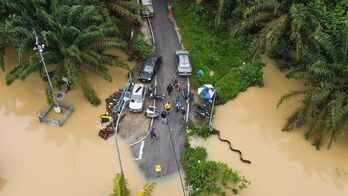 Heavy floods force nearly 10,000 to evacuate in Malaysia