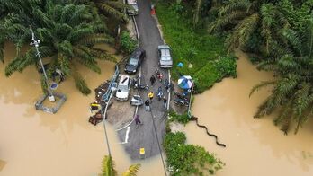 Heavy floods force nearly 10,000 to evacuate in Malaysia