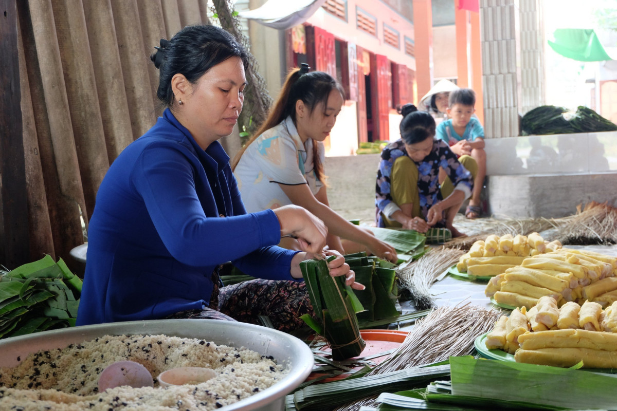 Bánh tét Thủ Thừa có từ hơn 40 năm trước. Những ngày tết, làng nghề bánh tết Thủ Thừa lại hối hả vào xuân