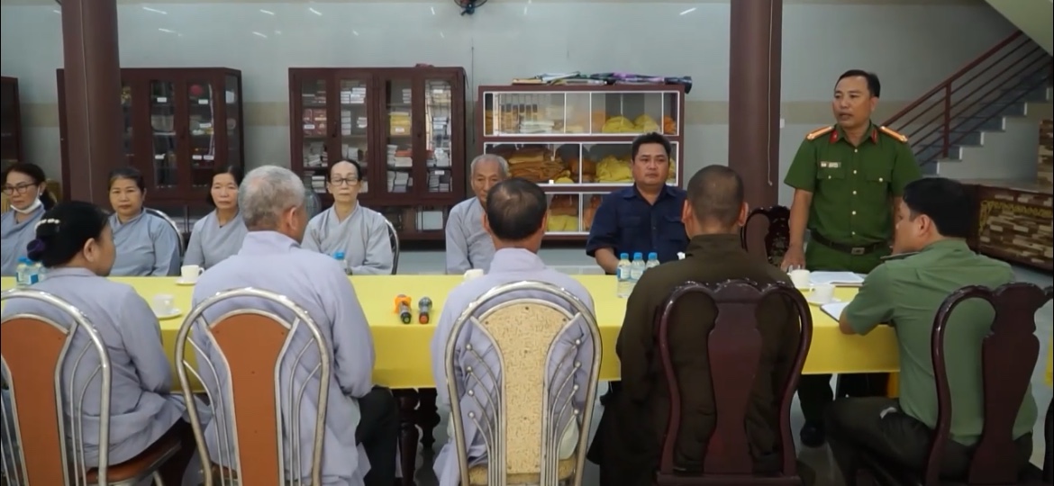 Ban Trị sự Giáo hội Phật giáo Việt Nam huyện Cần Đước phối hợp lực lượng công an địa phương tuyên truyền cho các chức sắc, chức việc, tăng, ni, phật tử về thủ đoạn của các loại tội phạm, nâng cao kiến thức về phòng, chống tội phạm (Ảnh: NVCC)