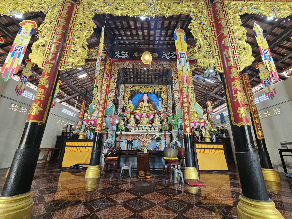 Hoành phi, bao lam, câu đối tại chánh điện chùa Thạnh Hòa có niên đại từ thế kỷ thứ XIX, thể hiện được sự tinh xảo từ bố cục đến đề tài