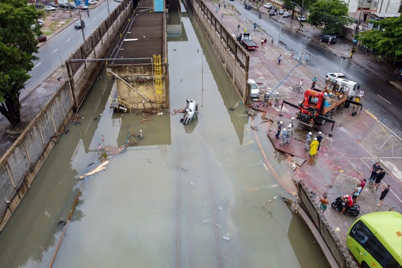 Một số ga tàu điện ngầm cũng đóng cửa vì nước ngập đường ray. (Nguồn: AFP)