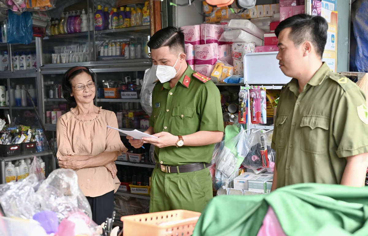 Những ngày này, Công an xã Phước Lợi, huyện Bến Lức thường xuyên kiểm tra các cửa hàng kinh doanh, buôn bán các mặt hàng phục vụ thị trường tết.