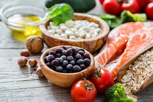 Chế độ ăn rau, đậu và hải sản giúp giảm nguy cơ bệnh tim ở nam giới lớn tuổi. Ảnh SHUTTERSTOCK