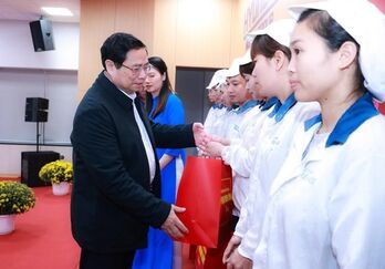 PM directs measures to improve citizens' lives during Tet holiday
