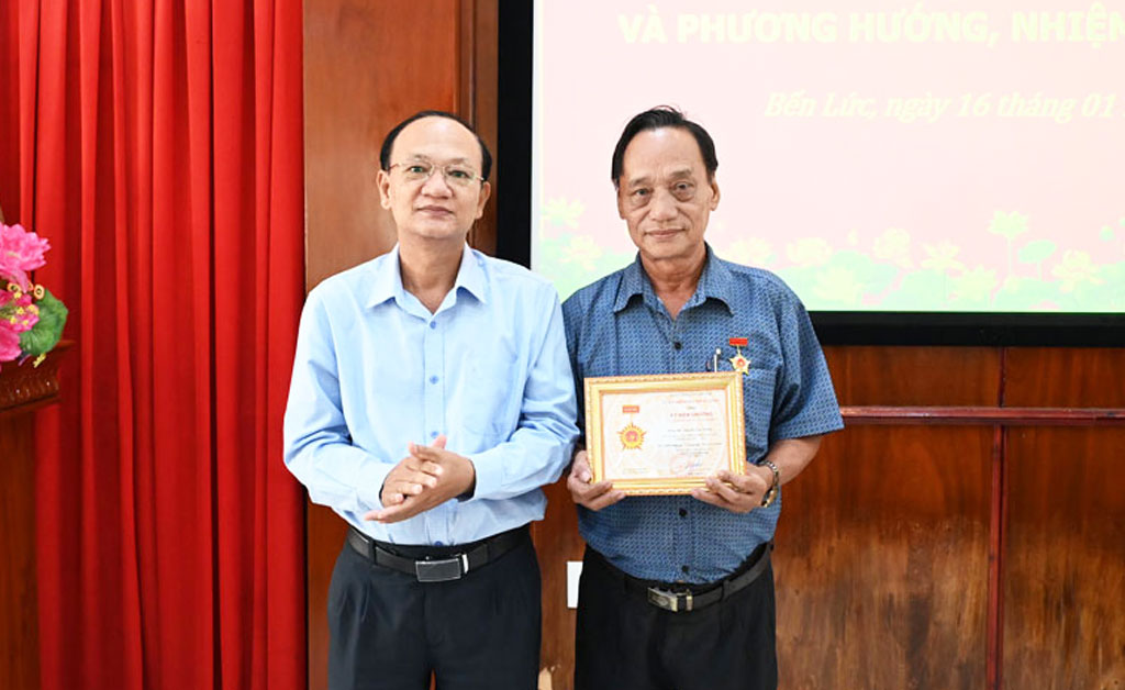 Bến Lức: Khen thưởng 10 tập thể có thành tích tốt trong công tác kiểm tra, giám sát năm 2023