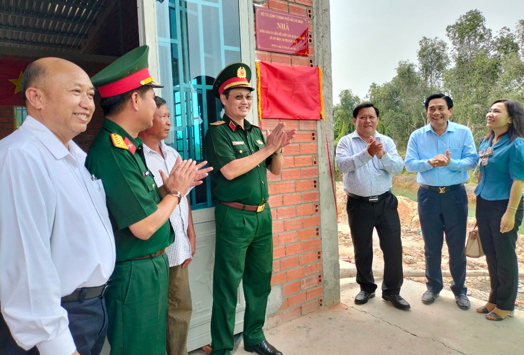 Đức Huệ: 'Bức tường thép, vành đai mềm' nơi biên cương Lãnh đạo huyện Đức Huệ và đại diện các cấp, các ngành, Quân khu 7 dự lễ khánh thành và bàn giao nhà liền kề chốt dân quân biên giới cho người dân