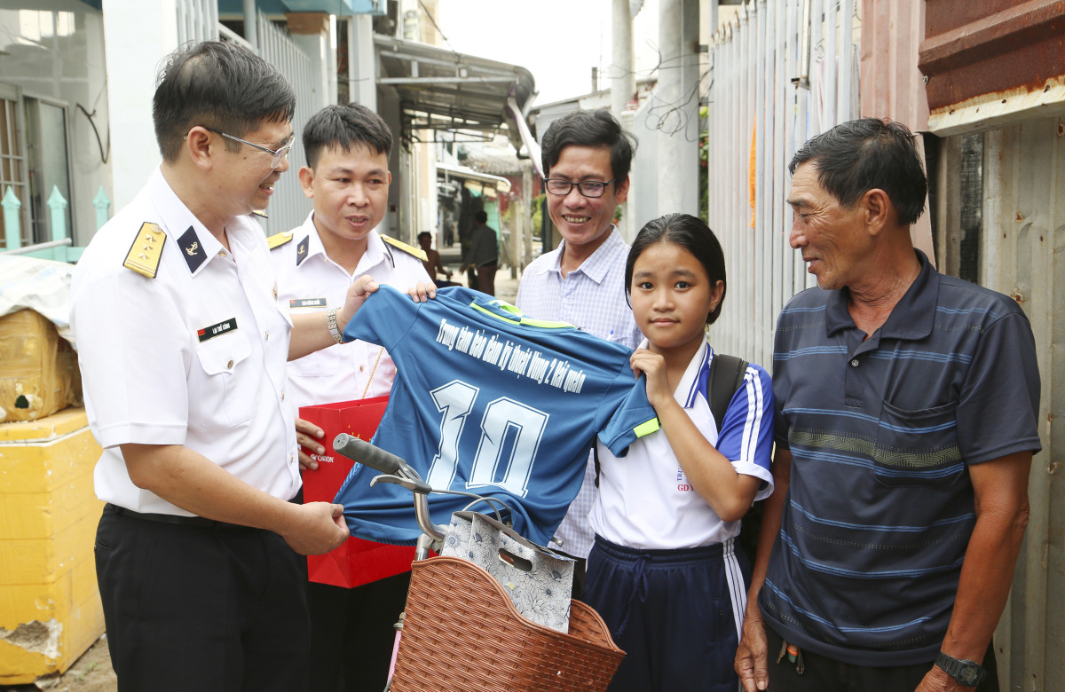 Cán bộ Trung tâm Bảo đảm Kỹ thuật Vùng 2 Hải quân tặng quà cho em Hồ Ngọc Yến